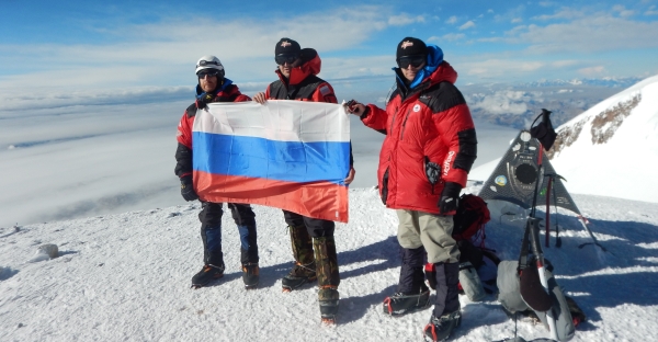 Знамя победы на эльбрусе фото